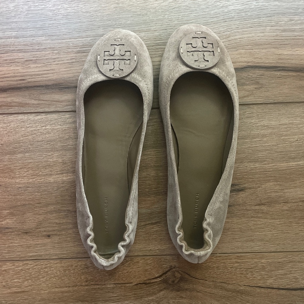 Tory Burch Minnie travel ballet flat with leather logo — suede